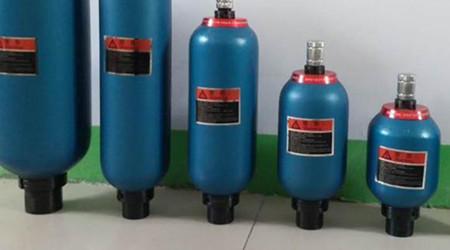 清理隔膜式蓄能器時需注意哪些事項?