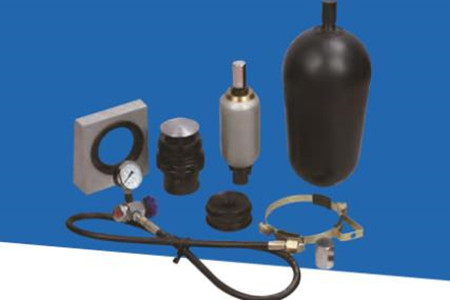 蓄能器出現油箱噴油的現象，如何解決？