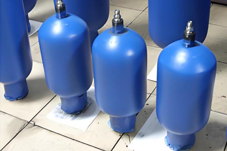 蓄能器出現(xiàn)油箱噴油的現(xiàn)象，如何解決？